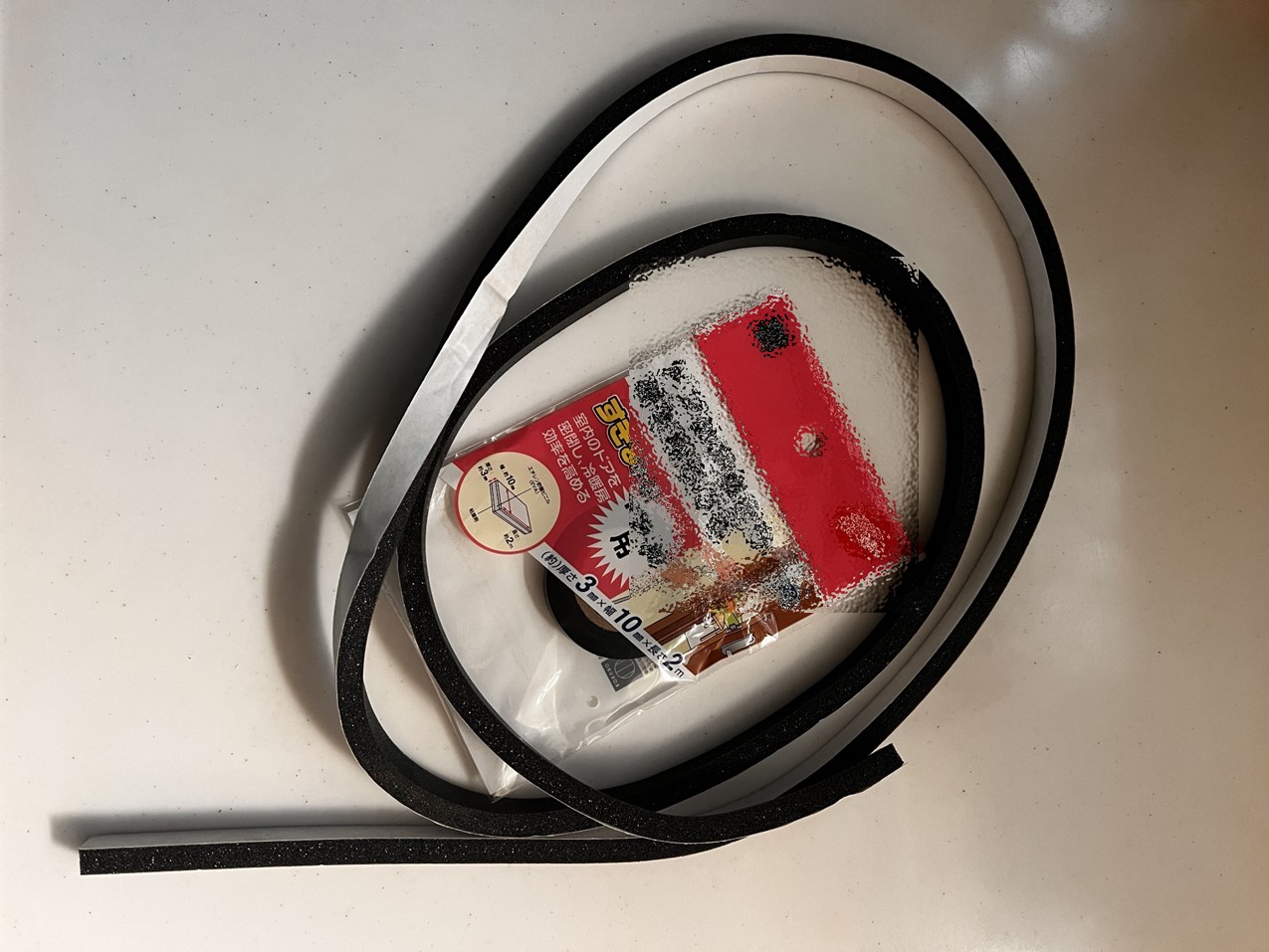 蓮田市の皆さま、2月の雪害や寒波襲来に備えて！!玄関の「隙間風」を止める応急処置と、根本解決のポイント🚪