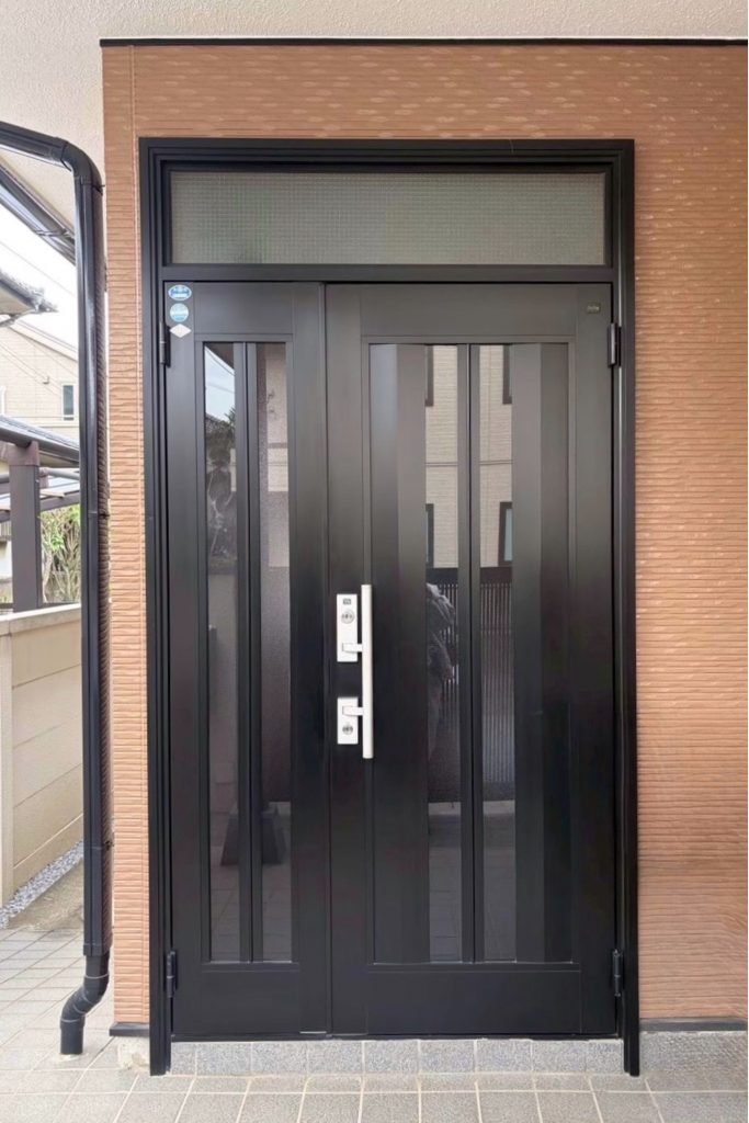 既存の黒い親子玄関ドア